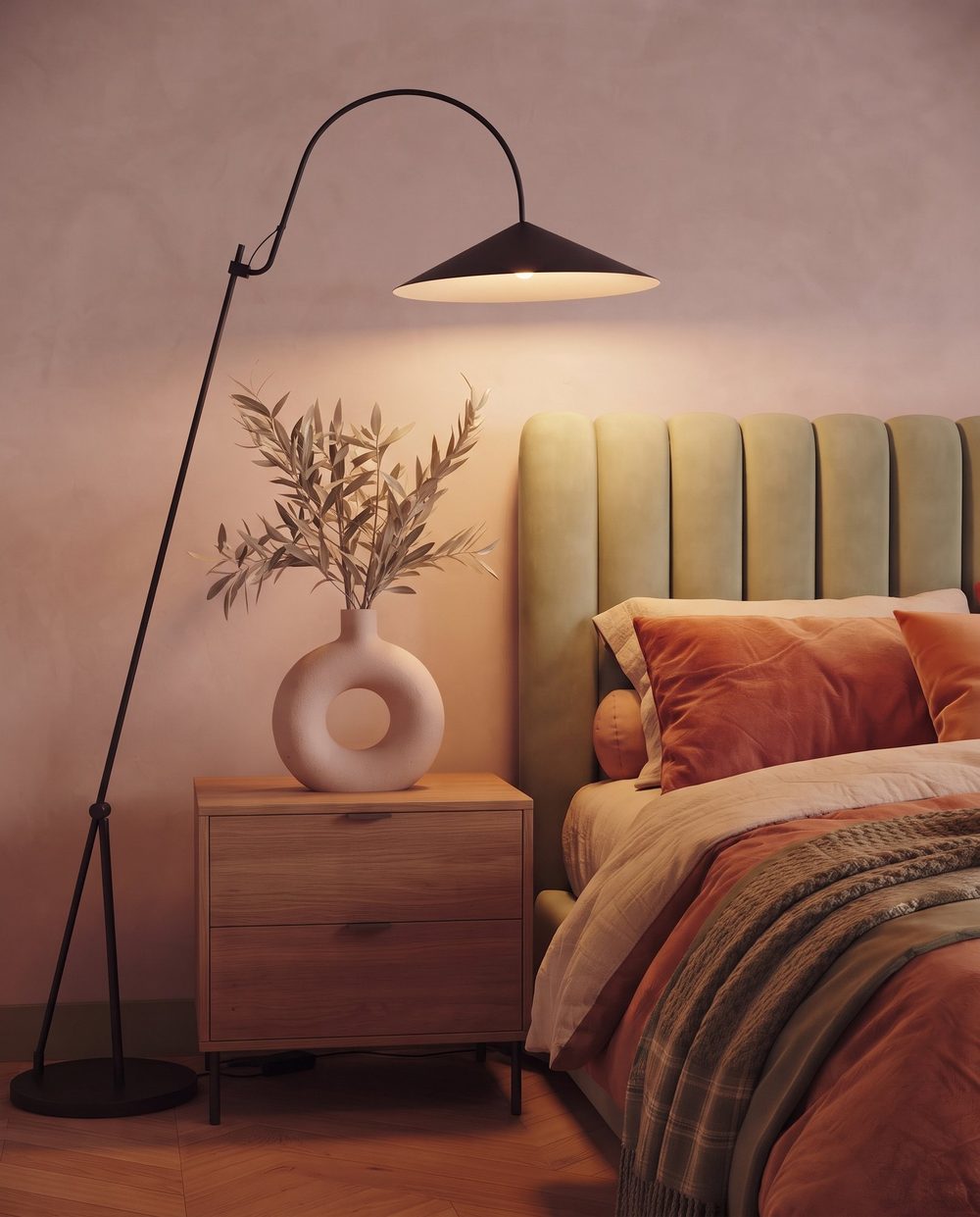 Dettaglio del comodino in legno con illuminazione calda.