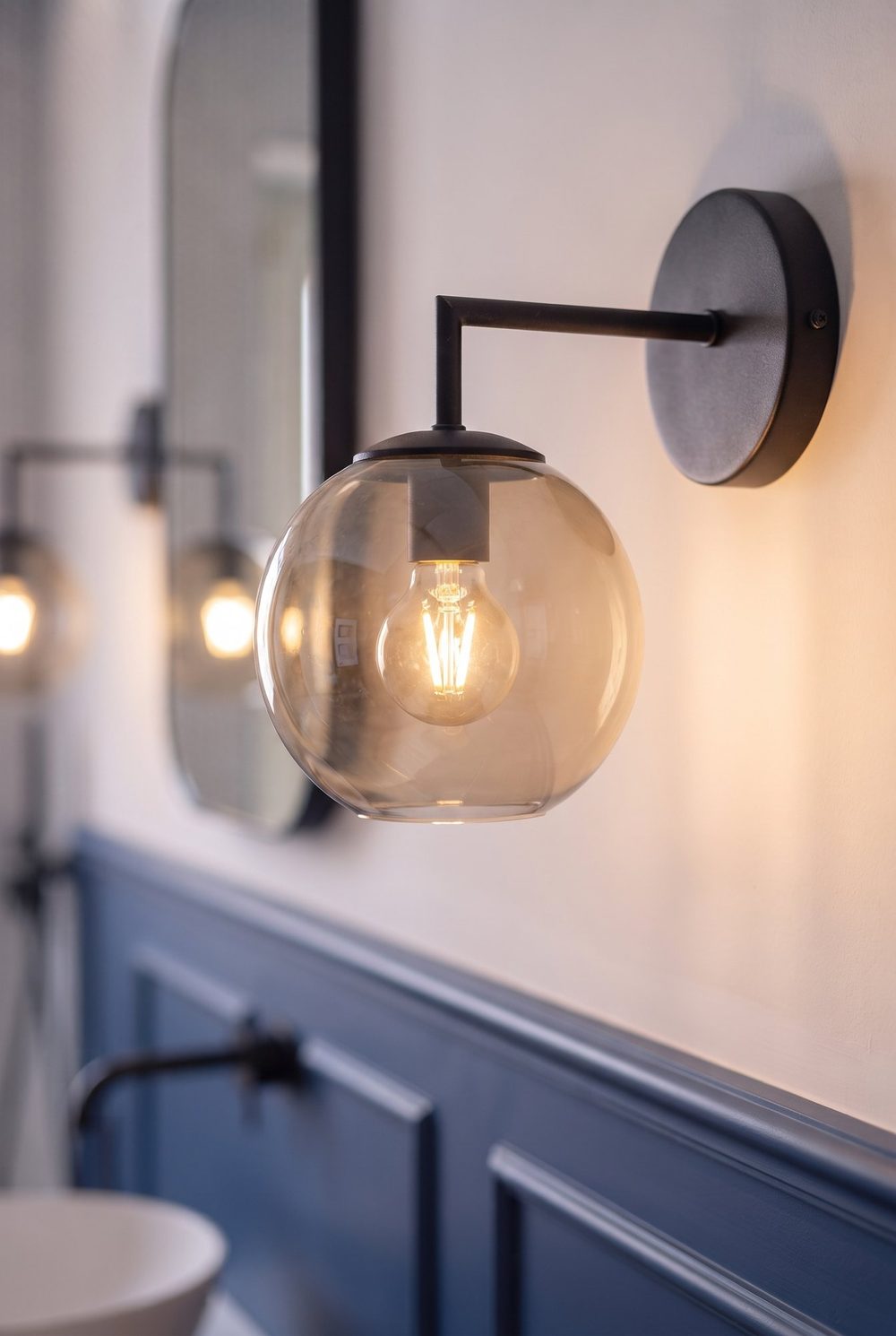 Illuminazione con applique in vetro, design italiano minimale.