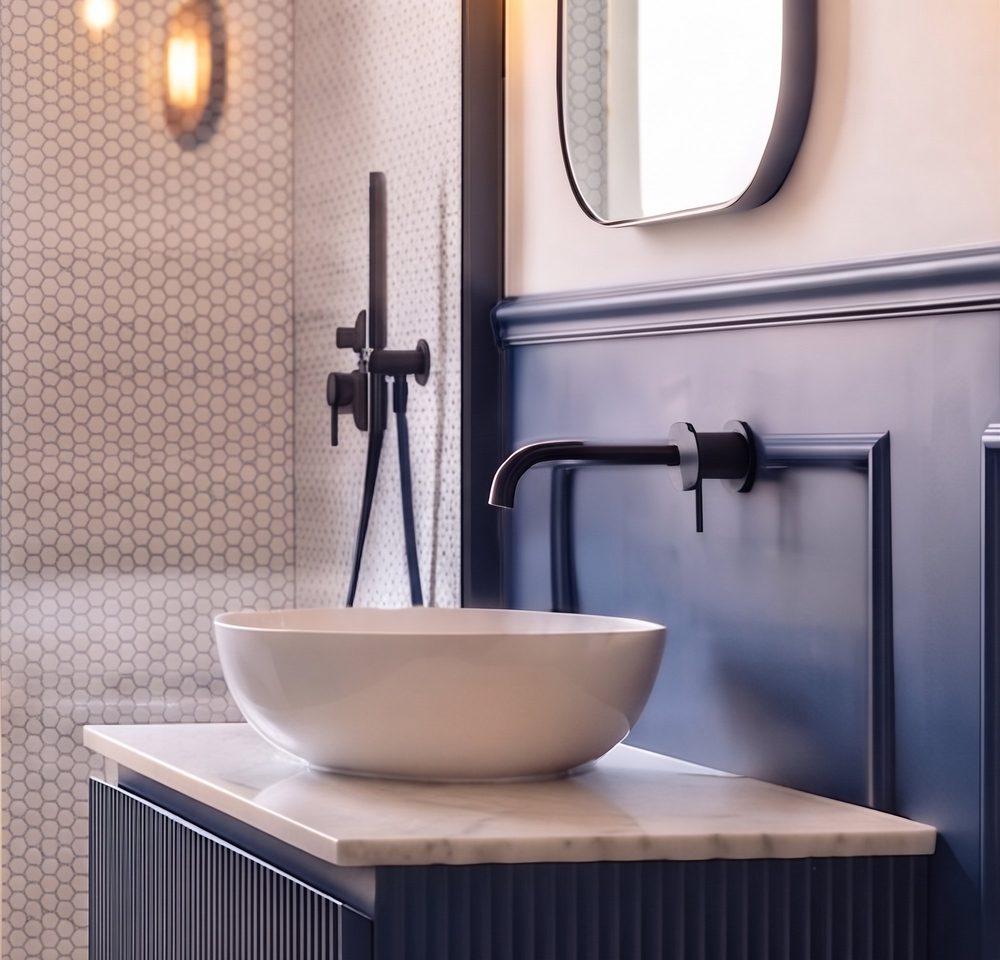 Lavabo d'appoggio con rubinetteria nera, design d'interni contemporaneo.