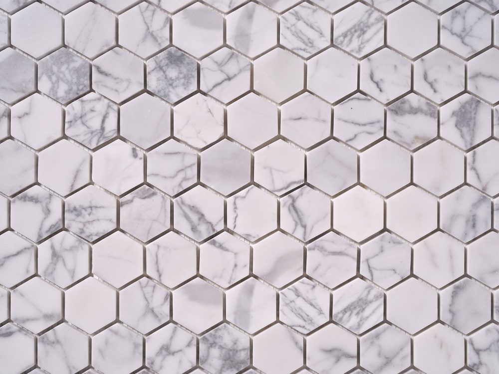 Texture del mosaico esagonale in marmo bianco per i rivestimenti.