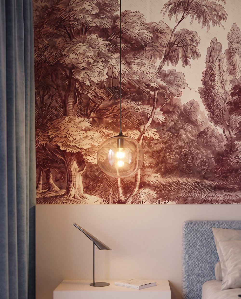 Illuminazione sospesa in vetro sopra il comodino della camera da letto.