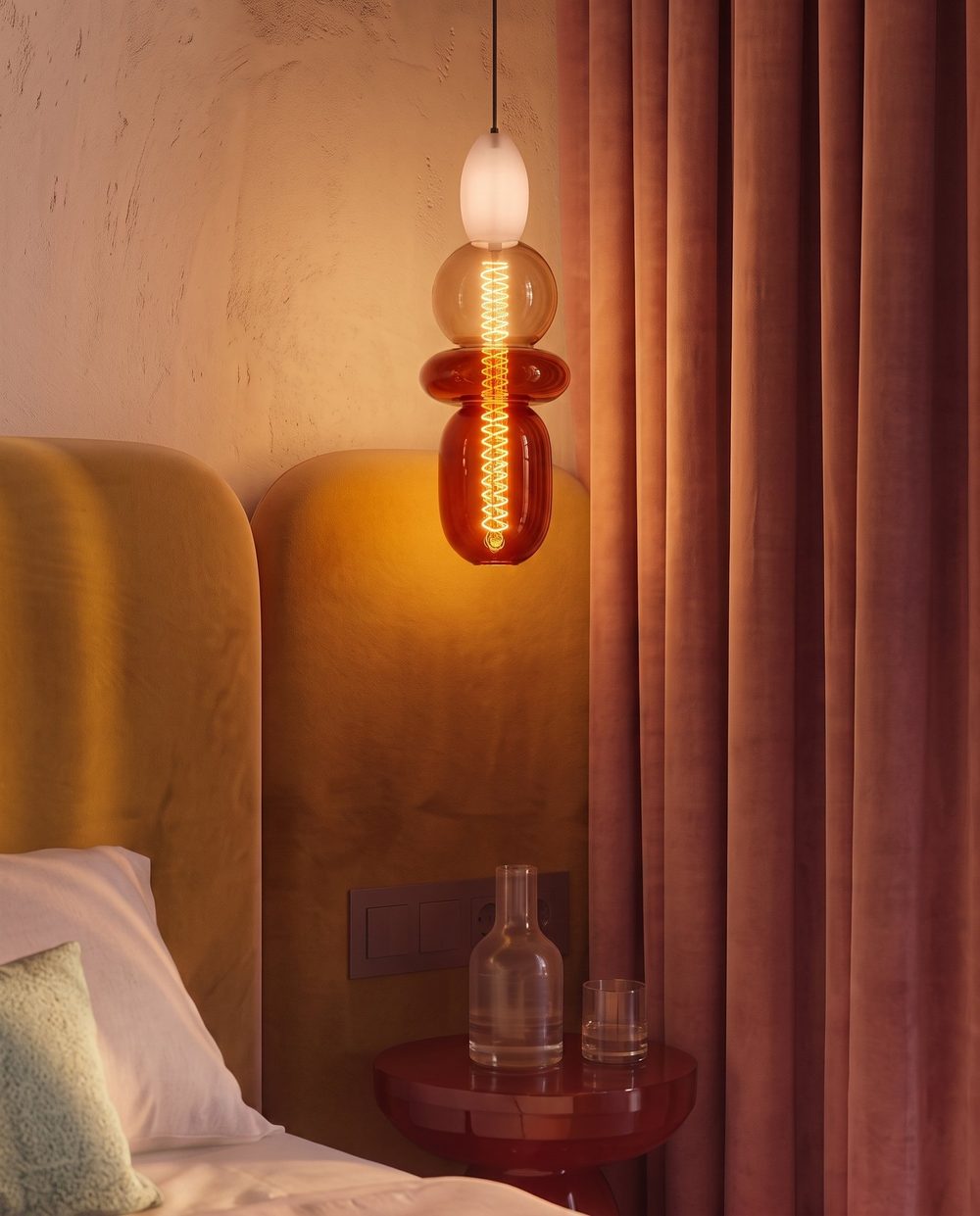 Illuminazione sospesa in vetro colorato, design italiano.